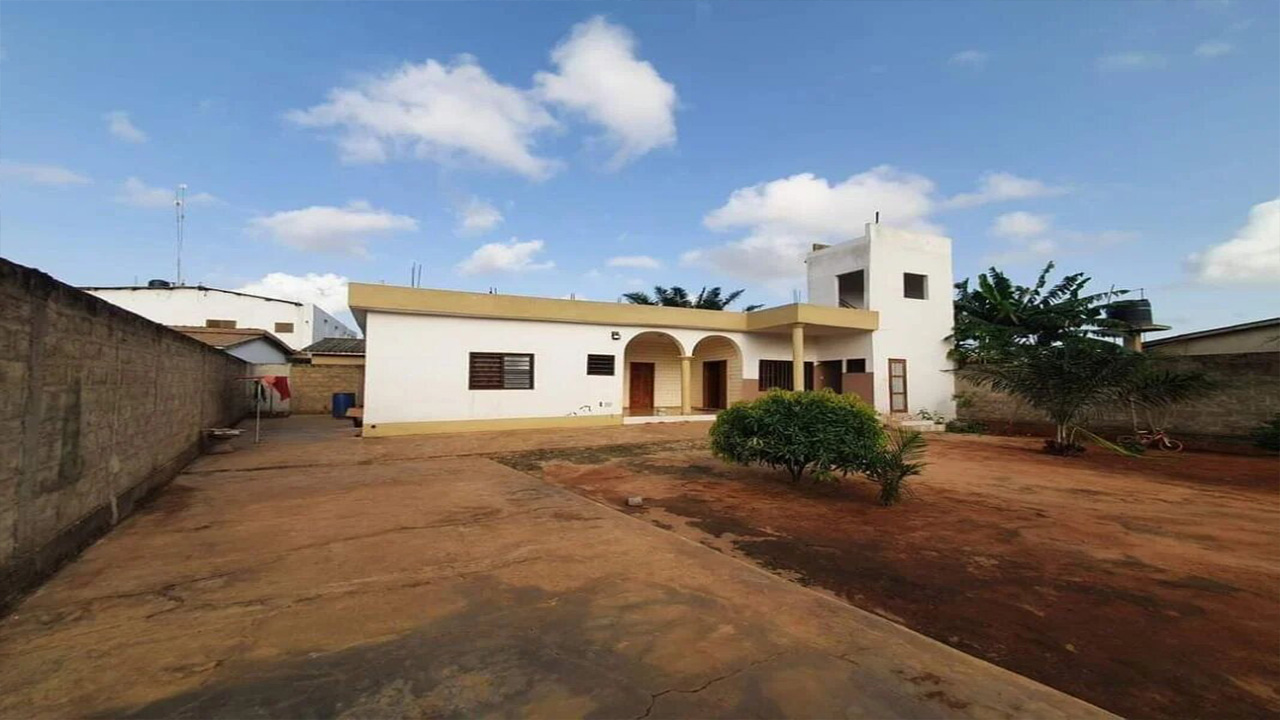 Maison calme à Salongo